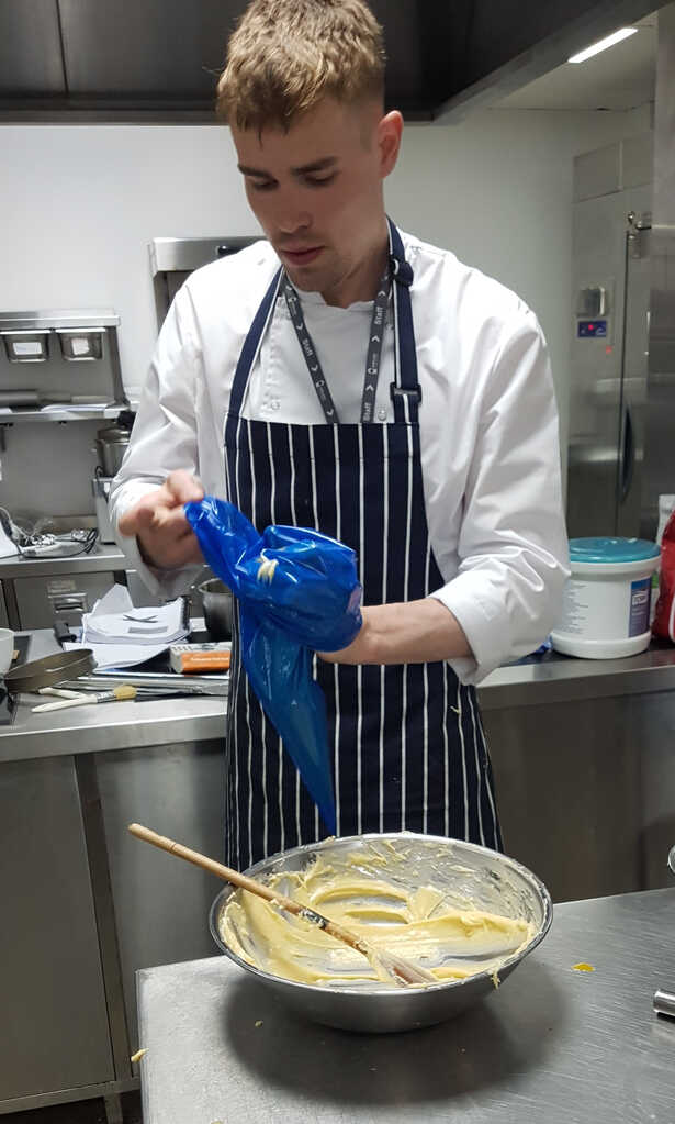 Aaron Piping Choux Pastry